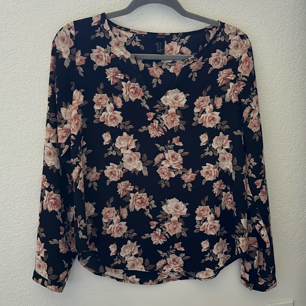 🎉 3 for $10 🎉 Long Sleeve V-neck Floral Blouse